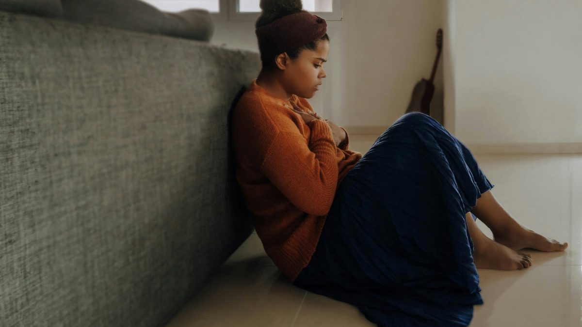 Mujer sintiendo culpa después de comer, representando la relación con la comida