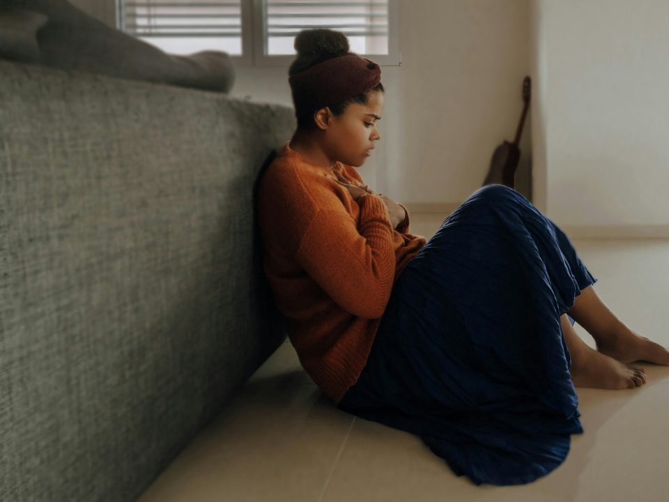Mujer sintiendo culpa después de comer, representando la relación con la comida