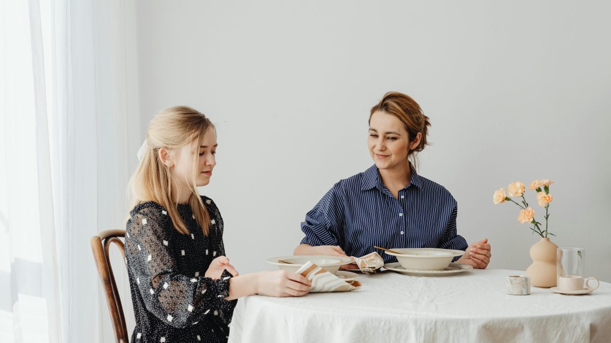 Persona comiendo con calma y practicando alimentación intuitiva en un ambiente relajado.