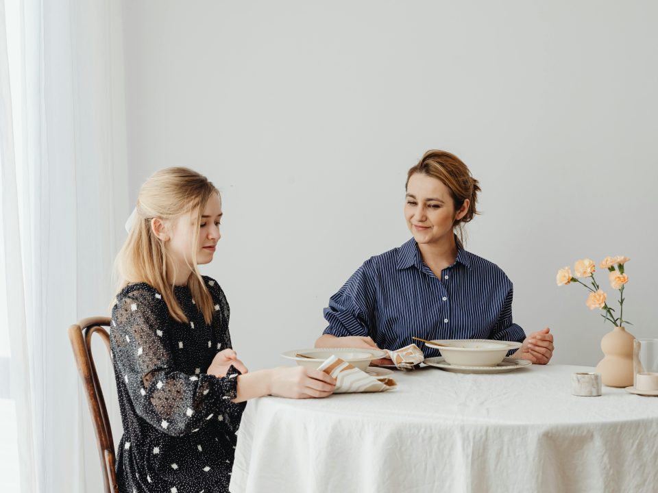 Persona comiendo con calma y practicando alimentación intuitiva en un ambiente relajado.